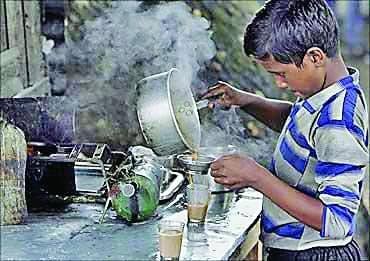 मजदूरी के पिंजरे से जिंदगी की आस लिए मटुक नयनों से चुपके से झांकता मासूम बचपन।